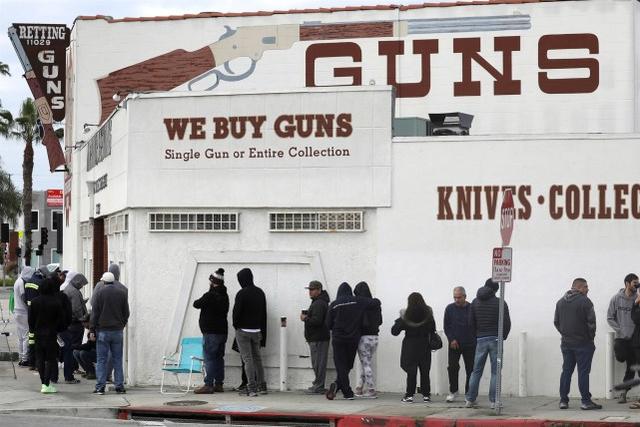 圖爲3月30日，加州一家槍支商店外排隊等候購買的人。（圖片來源：路透社）