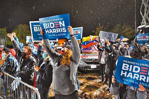 拜登支持者冒著寒風細雨，在賓州造勢場上力挺。