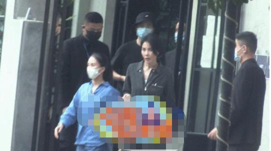 50岁王菲近照罕曝光 淡定从容气场十足