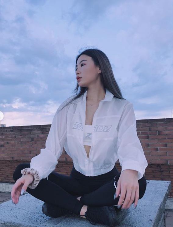 高以翔女友罕见晒黑白照,疑回怼外界恶评,眼神迷离状态憔悴