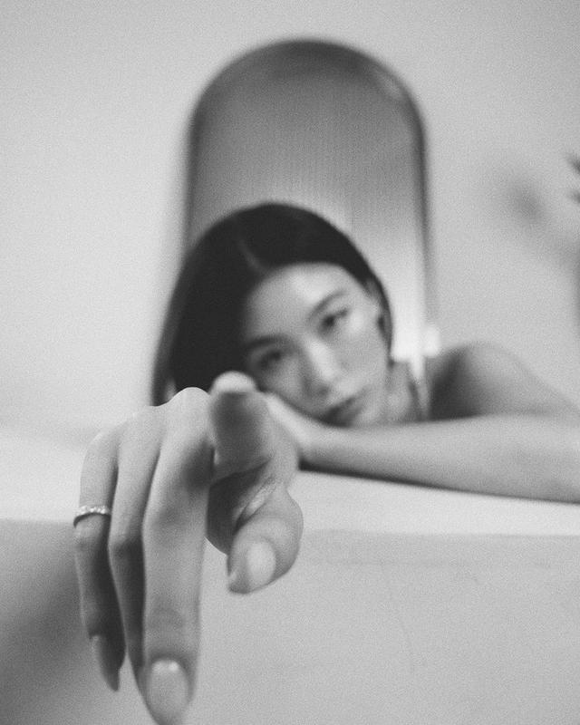 高以翔女友罕见晒黑白照,疑回怼外界恶评,眼神迷离状态憔悴