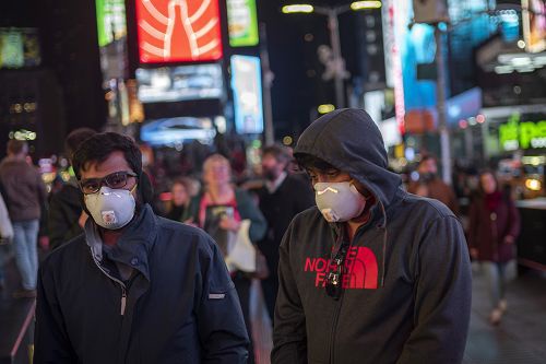 紐約時報廣場觀光客戴著口罩。